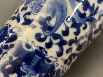 Une garniture de cinq vases en porcelaine de Chine en bleu et blanc, marque de Kangxi, 19&egrave;me